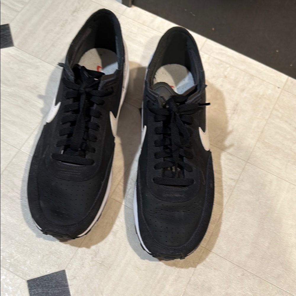 Nike Men's Black and White Sneakers